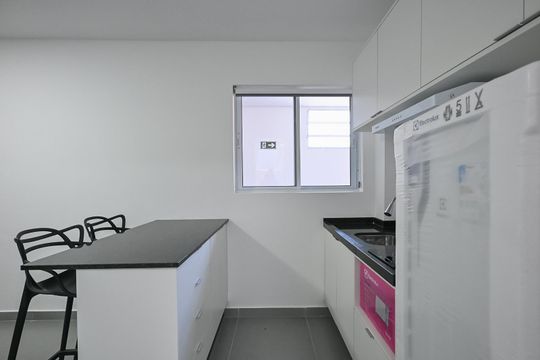 Cozinha de apartamento para alugar com 1 quarto, 27m² em Ferreira, São Paulo
