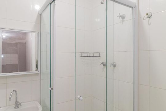 Banheiro de apartamento para alugar com 2 quartos, 45m² em Vila da Oportunidade, Carapicuíba