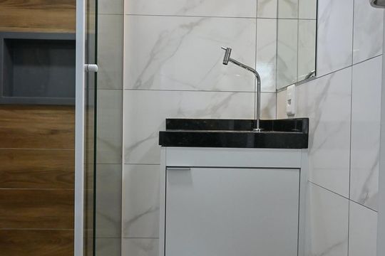 Banheiro de apartamento para alugar com 1 quarto, 27m² em Ferreira, São Paulo