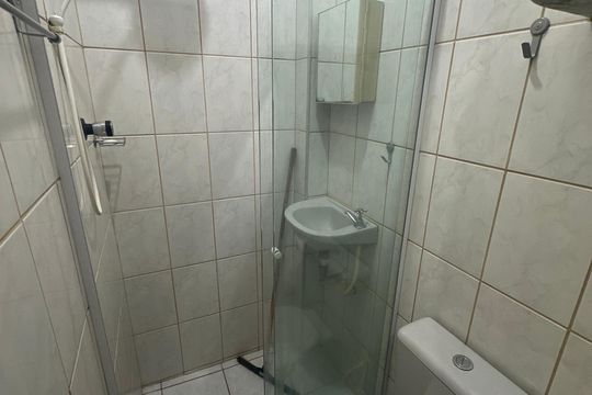 Banheiro de apartamento para alugar com 1 quarto, 28m² em Centro, São Vicente