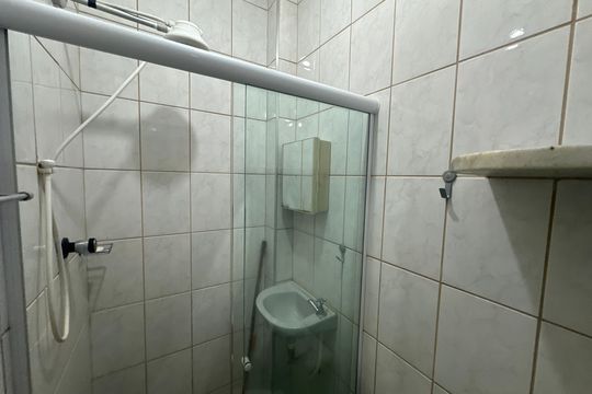 Banheiro de apartamento para alugar com 1 quarto, 28m² em Centro, São Vicente