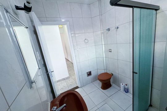 Banheiro de apartamento para alugar com 2 quartos, 82m² em Gonzaga, Santos