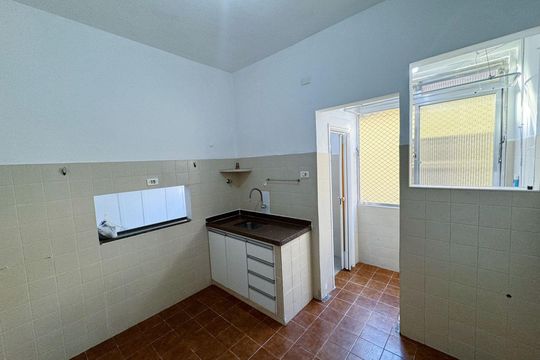 Cozinha de apartamento para alugar com 2 quartos, 82m² em Gonzaga, Santos