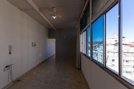 Sala 1 de apartamento à venda com 2 quartos, 50m² em Santo Antônio, Belo Horizonte