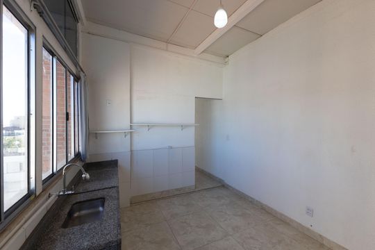 Cozinha de apartamento à venda com 2 quartos, 50m² em Santo Antônio, Belo Horizonte
