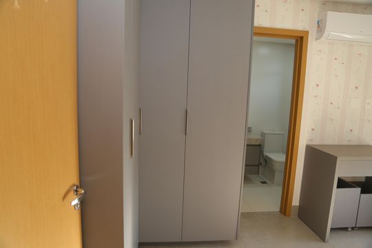 Detalhe de armário do quarto de apartamento à venda com 3 quartos, 104m² em Park Lozandes, Goiânia