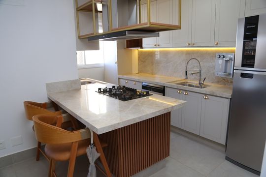 Cozinha americana de apartamento à venda com 3 quartos, 104m² em Park Lozandes, Goiânia