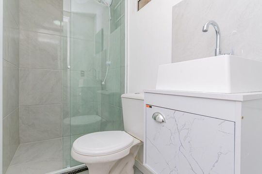Banheiro de apartamento à venda com 2 quartos, 38m² em Jardim Dona Leopoldina, Porto Alegre