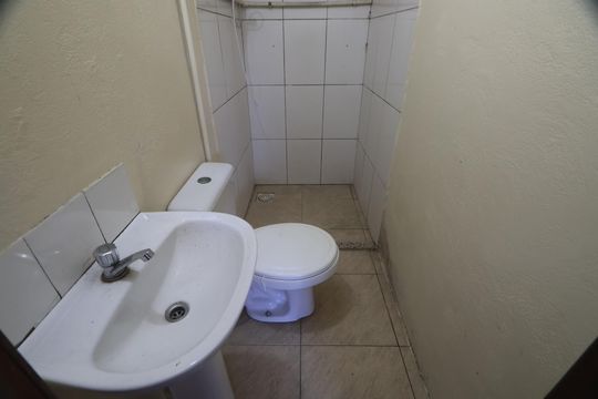 Banheiro  de apartamento para alugar com 2 quartos, 50m² em Olaria, Canoas