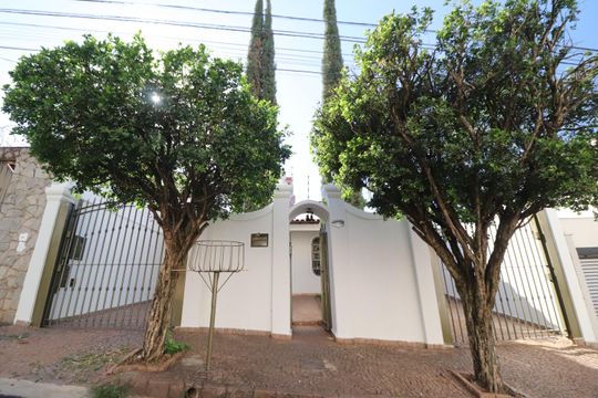 Fachada de casa para alugar com 3 quartos, 240m² em Tabajaras, Uberlândia
