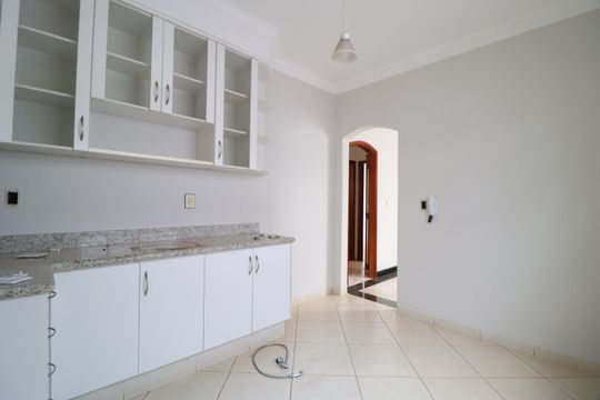 Cozinha de casa para alugar com 3 quartos, 240m² em Tabajaras, Uberlândia