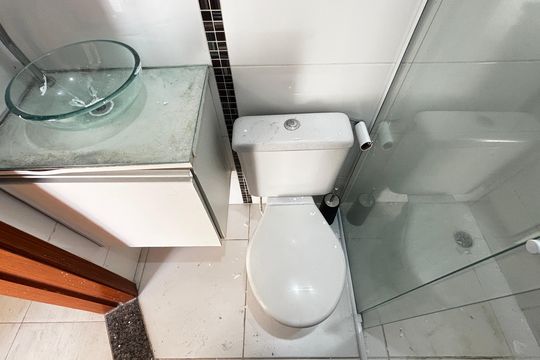 Banheiro de apartamento para alugar com 2 quartos, 70m² em Vila Scarpelli, Santo André