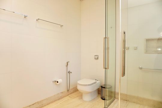 Banheiro da Suíte de casa de condomínio à venda com 6 quartos, 700m² em Ouro Velho Mansões, Nova Lima