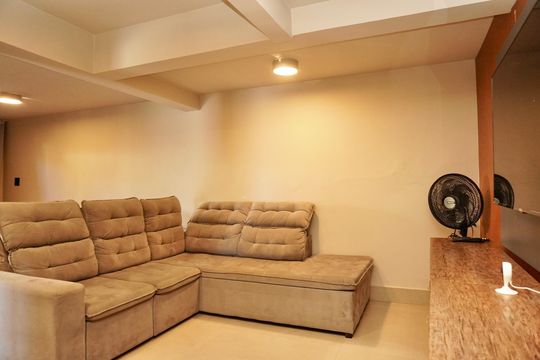 Sala de TV  de casa de condomínio à venda com 6 quartos, 700m² em Ouro Velho Mansões, Nova Lima