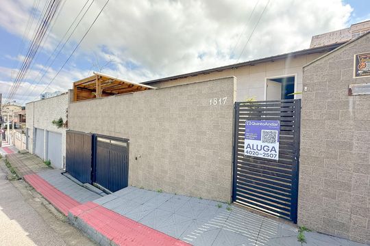 Fachada de casa para alugar com 3 quartos, 200m² em Areias, São José