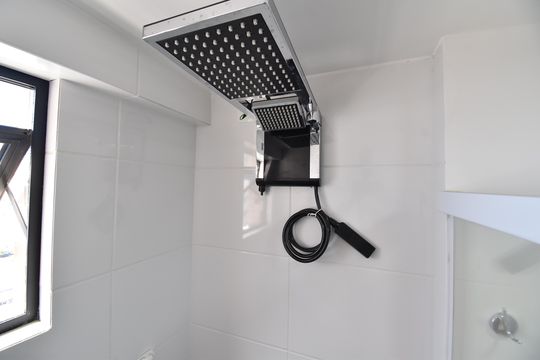 Banheiro de kitnet/studio para alugar com 1 quarto, 25m² em Centro, Curitiba