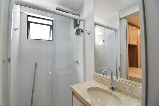 Banheiro de kitnet/studio para alugar com 1 quarto, 25m² em Centro, Curitiba