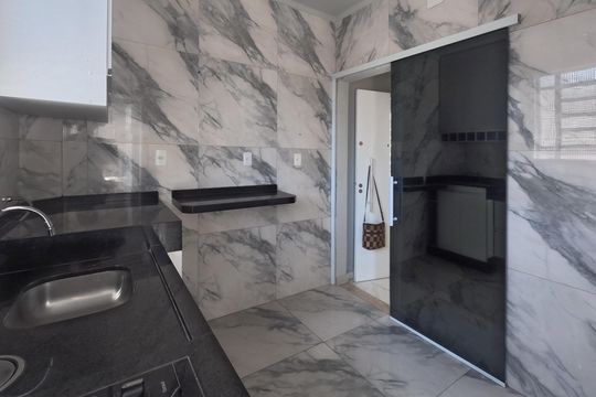 Cozinha de apartamento para alugar com 2 quartos, 63m² em Gonzaga, Santos
