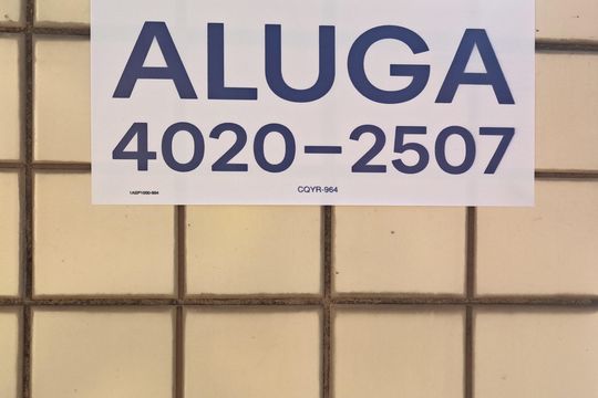 Fachada | Adesivo/Placa Quintoandar instalado  de apartamento para alugar com 2 quartos, 63m² em Gonzaga, Santos