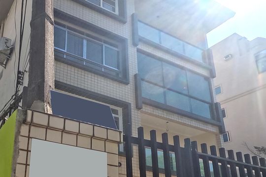 Fachada | Adesivo/Placa Quintoandar instalado  de apartamento para alugar com 2 quartos, 63m² em Gonzaga, Santos
