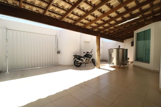 Garagem de casa para alugar com 4 quartos, 286m² em Jardim Europa, Uberlândia