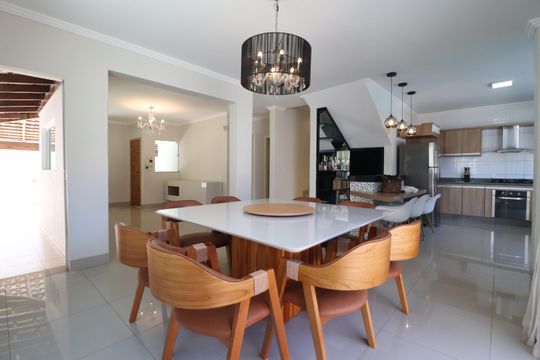 Casa para alugar com 4 quartos, 286m² em Jardim Europa, Uberlândia