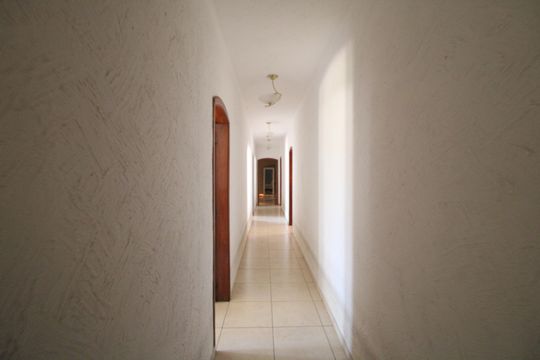 Corredor entre as suítes de casa à venda com 4 quartos, 2000m² em Jardim Santa Helena, São Paulo