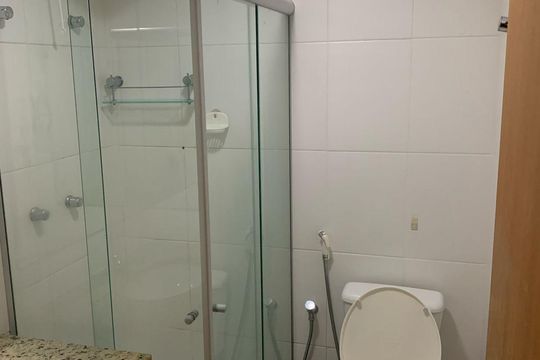 Banheiro de apartamento para alugar com 1 quarto, 93m² em Alphaville I, Salvador