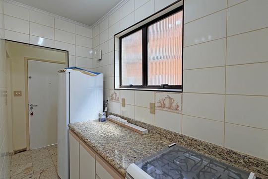 Cozinha de apartamento para alugar com 1 quarto, 35m² em Gonzaga, Santos