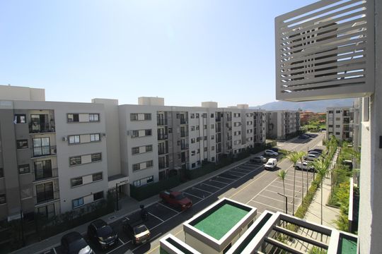 Sala - Vista de apartamento à venda com 2 quartos, 46m² em Barra Olímpica, Rio de Janeiro