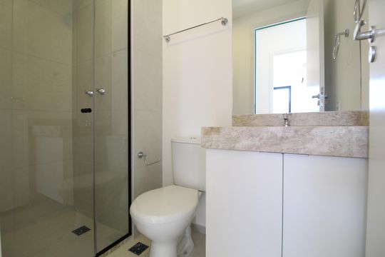 Banheiro Social de apartamento à venda com 2 quartos, 46m² em Barra Olímpica, Rio de Janeiro