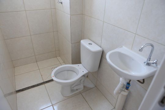 Banheiro de apartamento para alugar com 2 quartos, 45m² em Bairro da Glória, Contagem