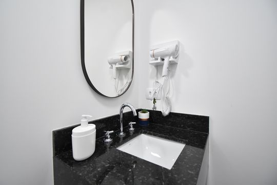 Banheiro do Studio de apartamento à venda com 1 quarto, 19m² em Centro, Curitiba