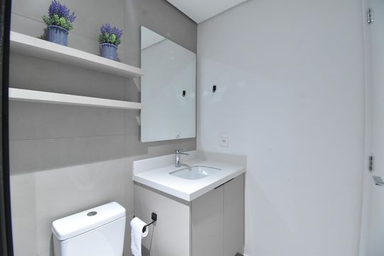 Banheiro do Studio de kitnet/studio para alugar com 1 quarto, 32m² em Cristo Rei, Curitiba