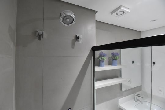 Banheiro do Studio de kitnet/studio para alugar com 1 quarto, 32m² em Cristo Rei, Curitiba