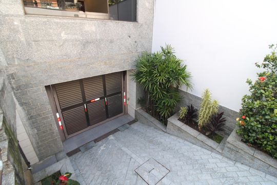 Garagem de casa à venda com 3 quartos, 250m² em Parque Peruche, São Paulo