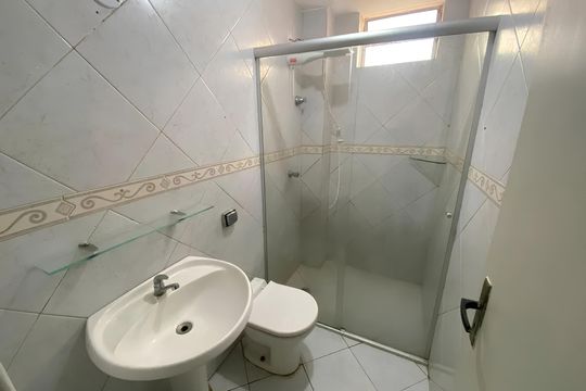 Banheiro de apartamento à venda com 2 quartos, 64m² em Menino Deus, Porto Alegre