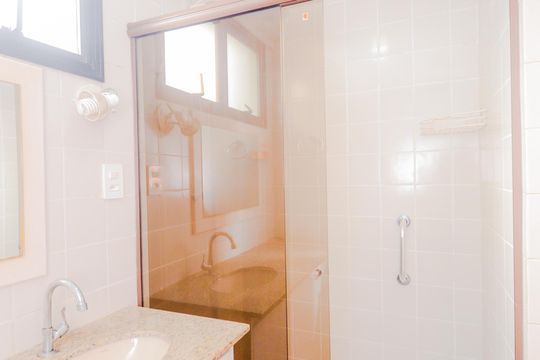 Banheiro da Suíte de apartamento à venda com 2 quartos, 81m² em Jardim Tijuco, Guarulhos