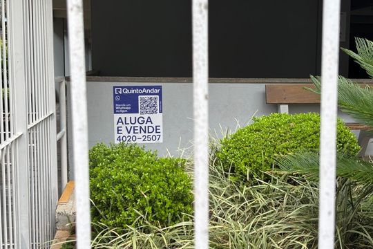 Plaquinha Instalada código LFWN-582 de apartamento para alugar com 2 quartos, 65m² em Boa Vista, Porto Alegre