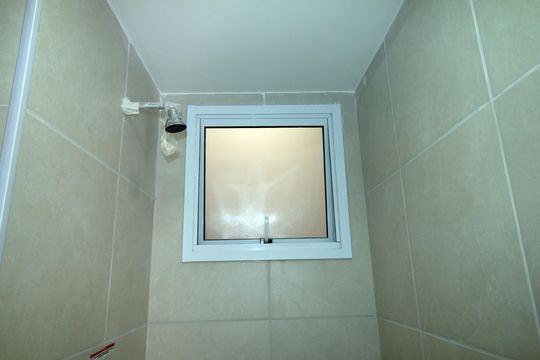 Banheiro de apartamento para alugar com 2 quartos, 40m² em Irajá, Rio de Janeiro
