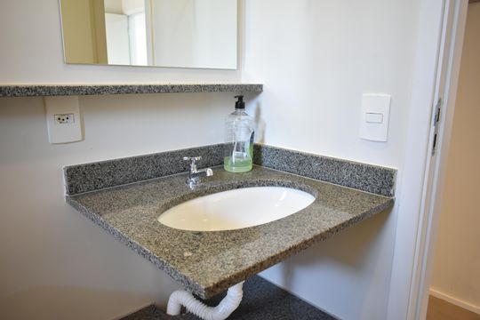 Banheiro de kitnet/studio para alugar com 0 quarto, 25m² em Chácara Inglesa, São Paulo