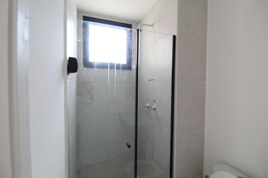 Banheiro de apartamento à venda com 2 quartos, 42m² em Barra Olímpica, Rio de Janeiro
