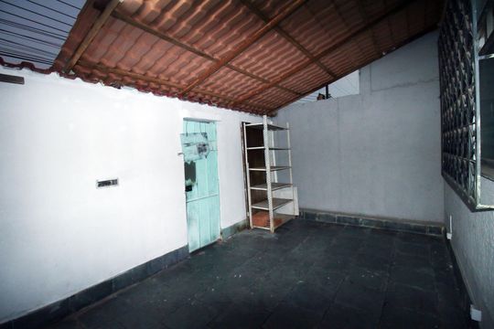 Quintal - Frente de casa para alugar com 2 quartos, 95m² em Irajá, Rio de Janeiro