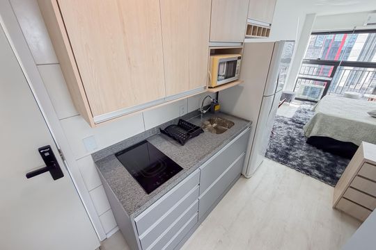 Cozinha de kitnet/studio para alugar com 1 quarto, 28m² em Liberdade, São Paulo