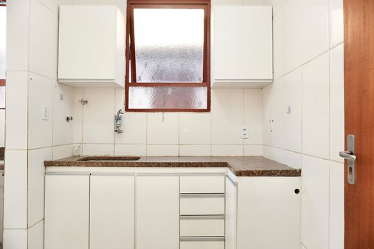 Cozinha e Área de Serviço de apartamento para alugar com 3 quartos, 55m² em Sagrada Família, Belo Horizonte