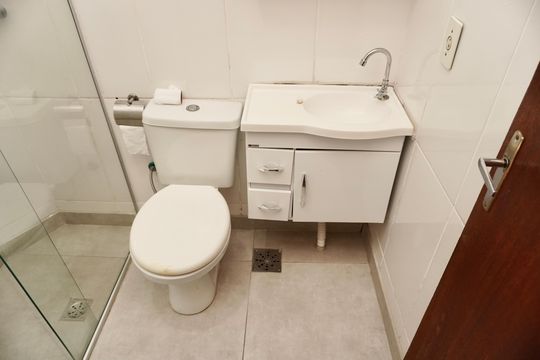 Banheiro Social de apartamento para alugar com 3 quartos, 55m² em Sagrada Família, Belo Horizonte