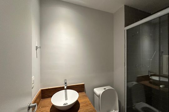 Banheiro Social de apartamento à venda com 2 quartos, 63m² em Alphaville Empresarial, Barueri