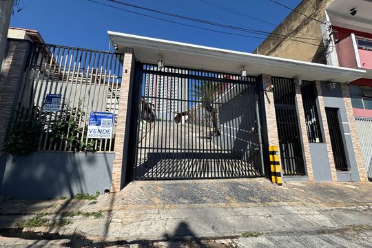 Fachada com placa grande  de casa de condomínio à venda com 2 quartos, 132m² em Metalúrgicos, Osasco
