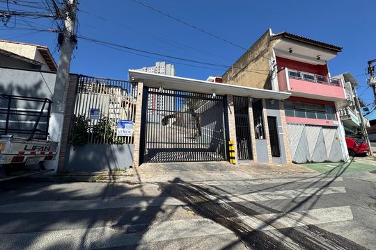 Fachada com placa grande  de casa de condomínio à venda com 2 quartos, 132m² em Metalúrgicos, Osasco