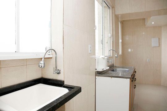 Cozinha + Área de Serviço de apartamento para alugar com 2 quartos, 70m² em Cidade Baixa, Porto Alegre